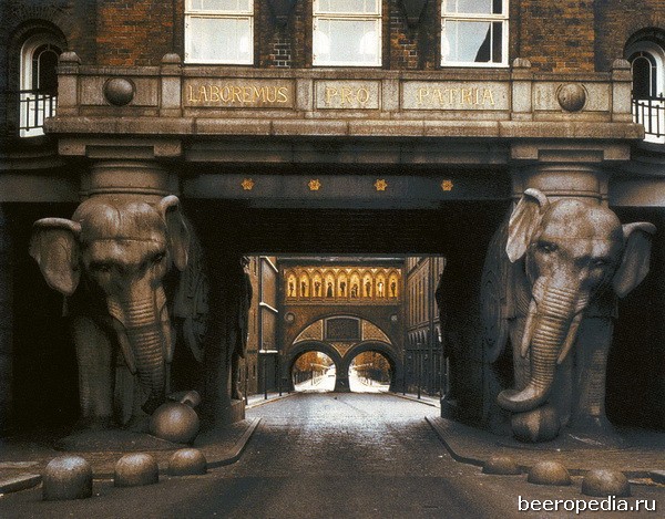 Величественные ворота со слонами - вход в пивоваренный завод Carlsberg в Копенгагене, где был впервые выделен дрожжевой штамм для производства лагеров